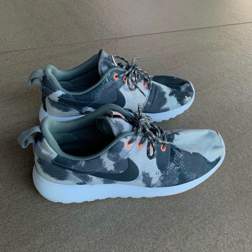 Nike Roshe Tie-Dye Sneakers
